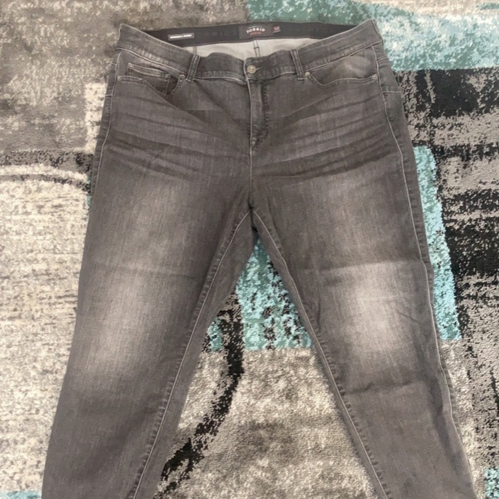 Torrid Premium Bombshell Skinny Jeans - Grey Wash - Sz 24, never worn, no tags